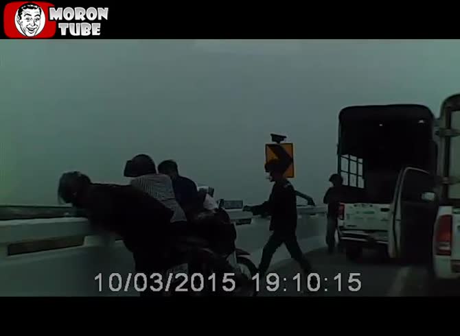 Video :On his way to the hospital, a motorcyclist falls from a bridge (public alerted)